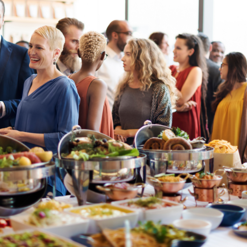 Ausbildung Restaurantfachmann-frau (Foto: canva)
