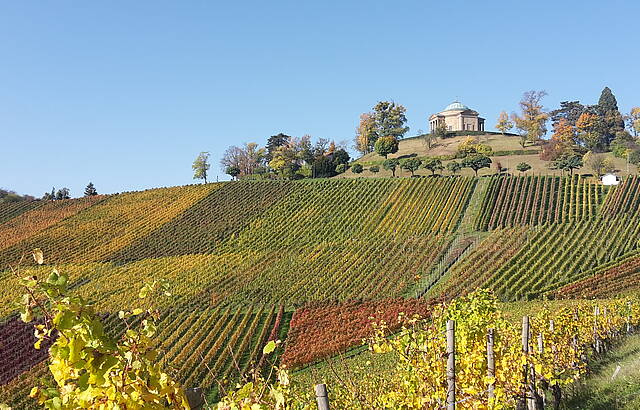 Die Grabkapelle am Württemberg im Oktoberlicht