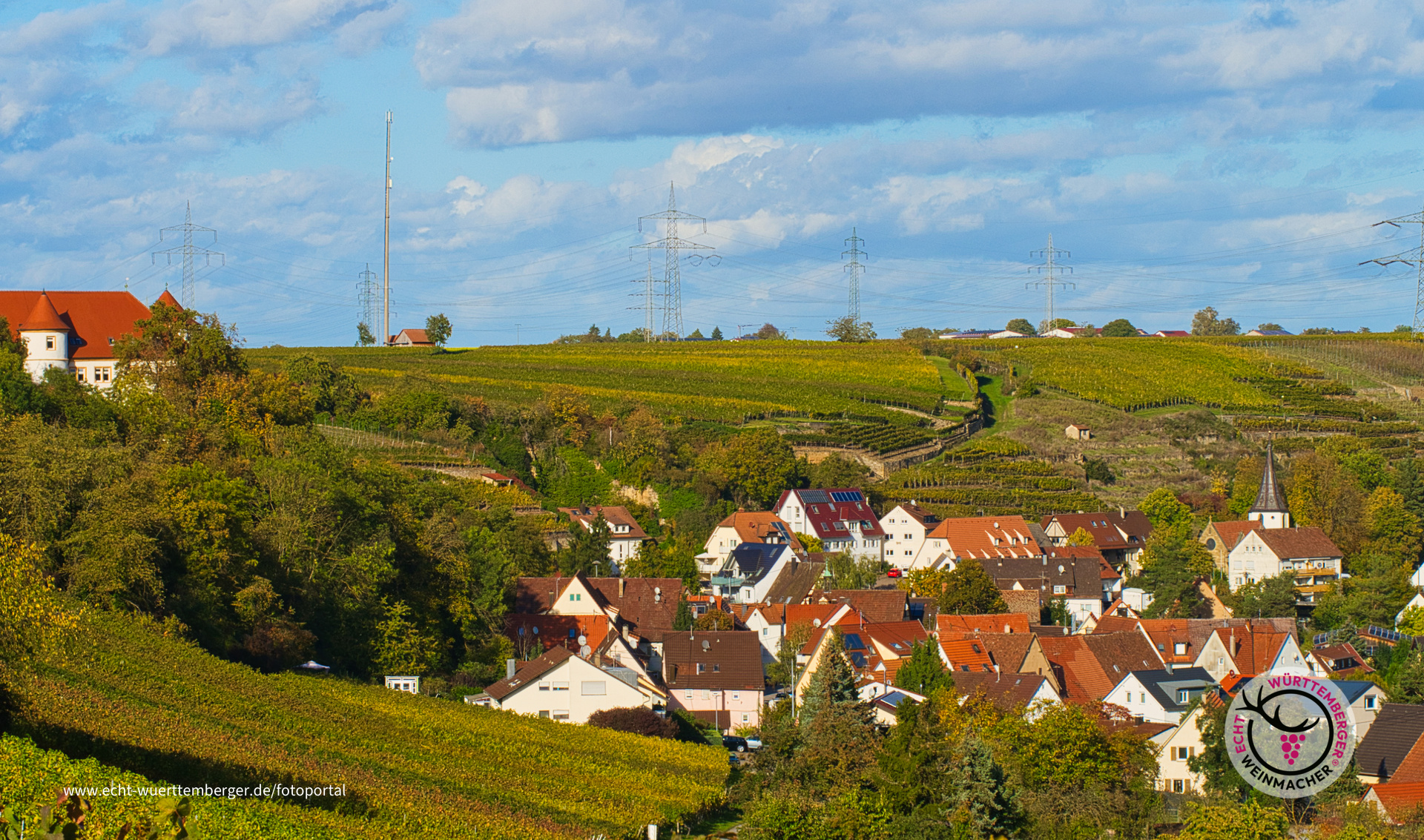Eingebettet von Weinbergen
