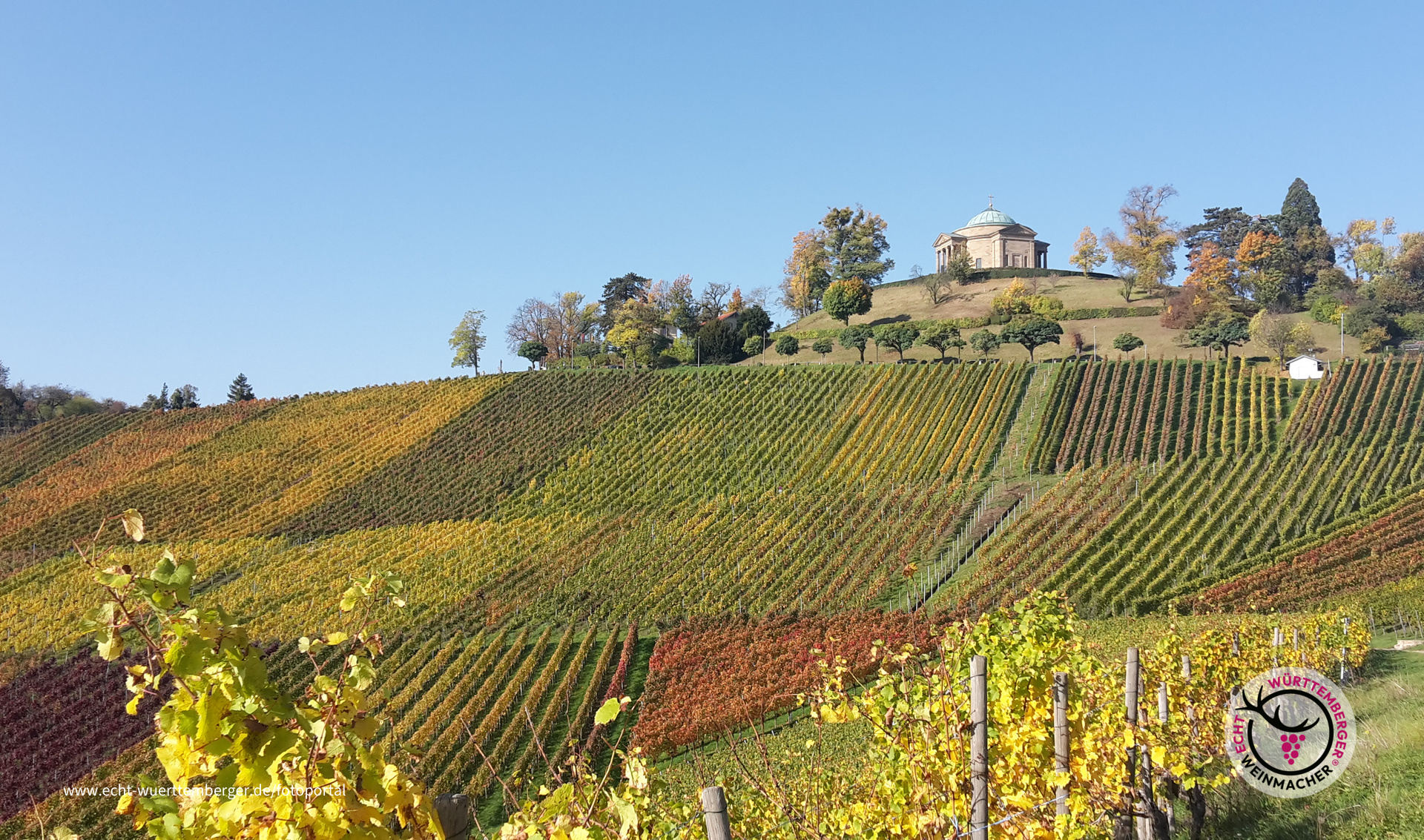 Die Grabkapelle am Württemberg im Oktoberlicht